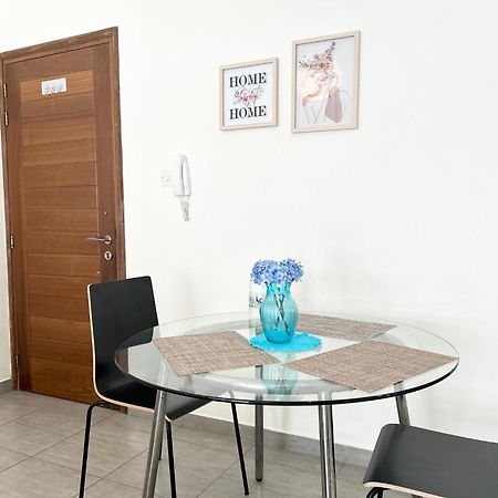 Sun Julz Apartments On The Beach 파포스 외부 사진
